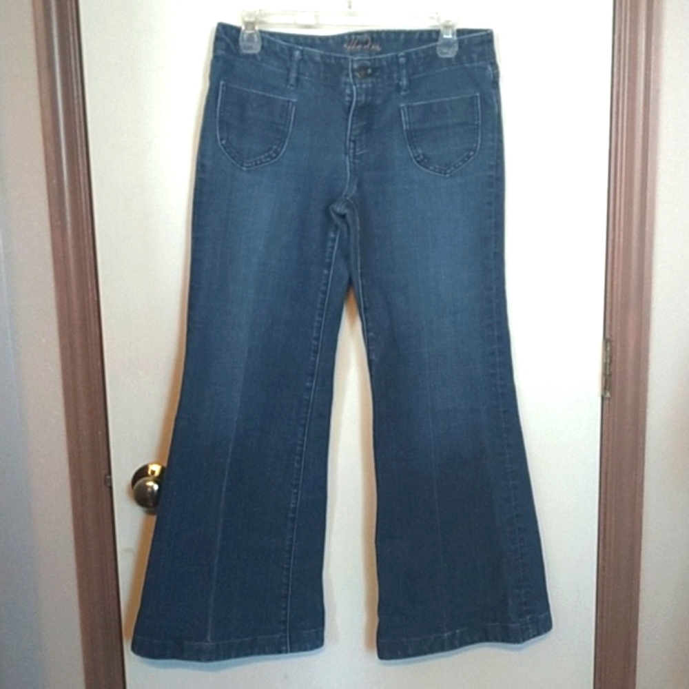 Old Navy 'the diva' size 6 Short jeans, darker wash.